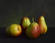 Quatre poires entières — Photo de stock