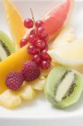 Frutas y bayas frescas en rodajas - foto de stock