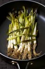 Oven-roasted spring onions in a frying pan — Stock Photo
