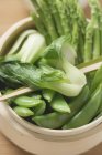 Sugar snap peas and asparagus — Stock Photo