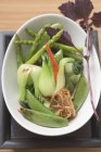 Парові овочі з чилі в білій мисці — стокове фото