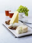 Various cheeses with crackers — Stock Photo