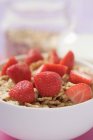 Müsli mit frischen Erdbeeren — Stockfoto