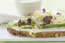 Joghurt auf Teller über grünem Tisch — Stockfoto