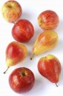 Peras maduras y manzanas - foto de stock