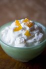 Nahaufnahme von griechischem Joghurt mit Aprikose in Schüssel — Stockfoto