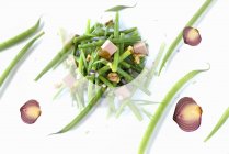 Бобовий салат з цибулею — стокове фото