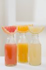 Drei Fruchtsäfte in Flaschen — Stockfoto
