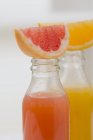 Trois jus de fruits en bouteilles — Photo de stock