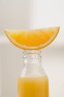 Апельсиновый сок в бутылке — стоковое фото
