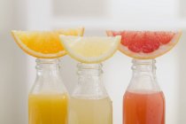 Tre succhi di frutta in bottiglia — Foto stock
