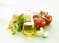Aceite de oliva, albahaca, tomates - foto de stock