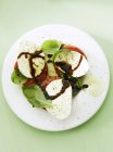 Tomaten mit Mozzarella und Essig — Stockfoto