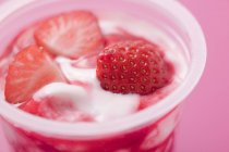 Strawberry yoghurt in pot — Stock Photo
