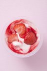 Iogurte de morango em panela — Fotografia de Stock