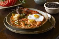 Closeup view of Chupe de Camarones Peruvian shrimp stew with fried egg — Stock Photo