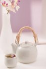 Розовый чай в горшке — стоковое фото