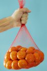 Mandarinas de mano masculina - foto de stock