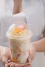Donna con yogurt alla frutta — Foto stock