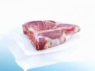 Porterhouse steak sur papier — Photo de stock