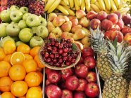 Frutas e cerejas vermelhas no prato — Fotografia de Stock