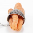 Zanahorias con cinta métrica - foto de stock