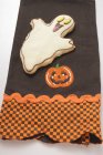 Galleta fantasma y decoración de Halloween - foto de stock