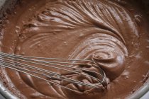 Mousse de chocolate en un tazón de mezcla - foto de stock