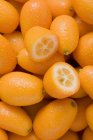 Kumquats frescos y maduros - foto de stock