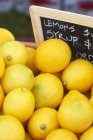 Organic lemons at street market — Stock Photo
