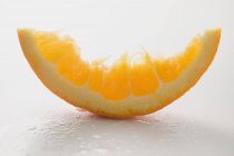 Cuña de naranja medio comido - foto de stock