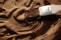 Чистка расплавленного шоколада — стоковое фото