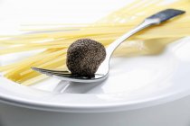 Tartufo nero e spaghetti crudi — Foto stock