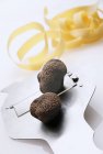 Truffes noires sur trancheuse de truffe — Photo de stock