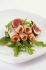 Ham rolls with rocket and figs — Stock Photo