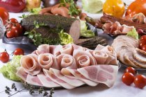 Kaltes Mittagsbuffet mit verschiedenen Fleisch- und Gemüsesorten — Stockfoto