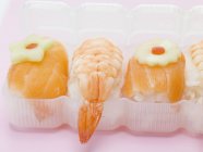Лосось і креветки нігірі суші — стокове фото
