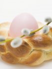 Huevo de Pascua en pan - foto de stock