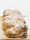 Хлебная коса с миндалем — стоковое фото