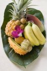 Экзотические фрукты на банановом листе — стоковое фото