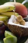 Frutta esotica fresca intera e dimezzata — Foto stock