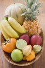 Exotische Früchte über Holztisch — Stockfoto