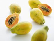 Свежие папайи с половинками — стоковое фото