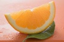 Orangenkeil auf Blatt — Stockfoto