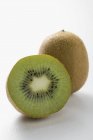 Fruta kiwi entera - foto de stock