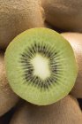 Meia fruta kiwi — Fotografia de Stock