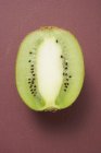 Meia fruta kiwi — Fotografia de Stock