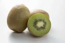 Frutos de kiwi enteros - foto de stock