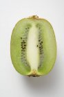 Mitad kiwi fruta - foto de stock