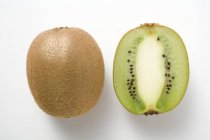 Fruta kiwi entera - foto de stock